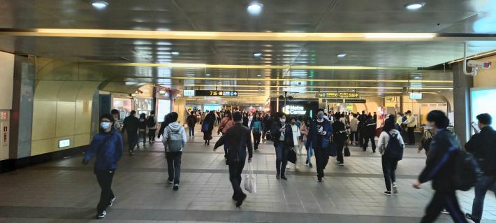 活動期間於Metro Corner指定店家消費，享滿額贈活動。