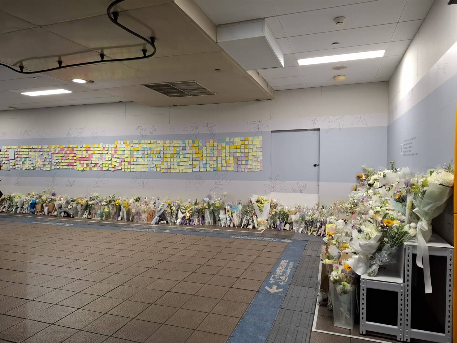 捷運臺北車站悼念牆25日設置 追思見義勇為余先生 請配合場地規定 一起守護共同園地