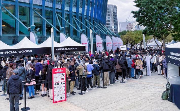 BABYMONSTER現場應援粉絲購買紀念商品