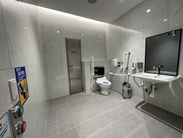 淡水站站後公園廁所「無障礙廁所」