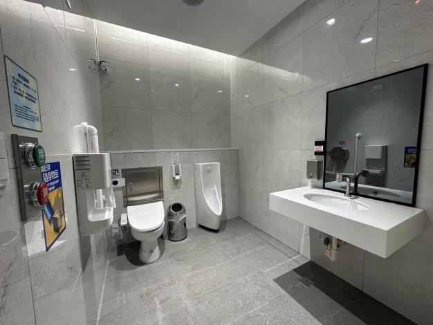 淡水站站後公園廁所「多功能友善廁所」