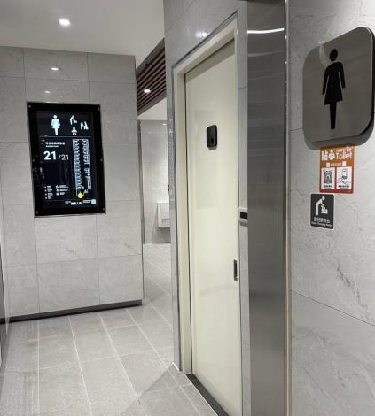 廁所入口處設置綜合資訊面板