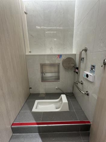 蹲式廁間階梯邊緣設置嵌入式止滑條