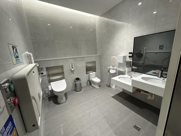 淡水站站後公園廁所「親子廁所」