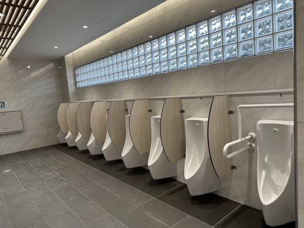 淡水站站後公園廁所「男廁」