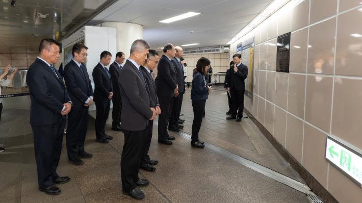 於余家昶先生永久紀念牌前默哀 照片2