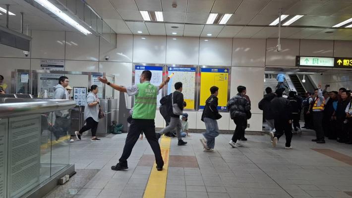 車站人員疏導旅客離站