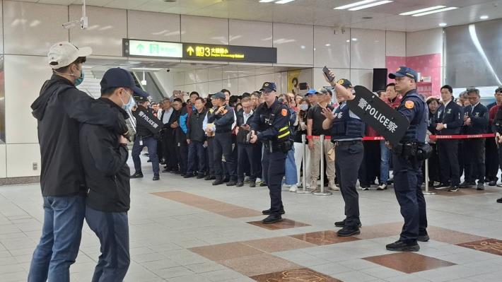 警方與歹徒交涉