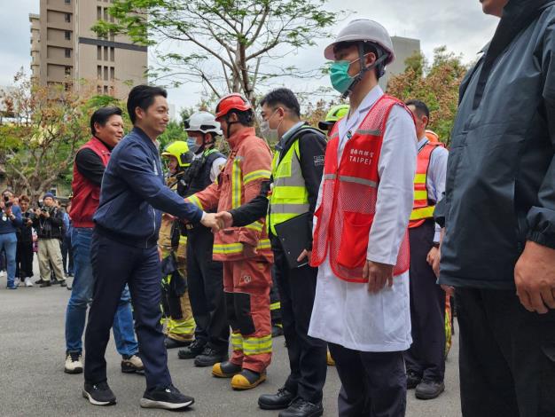 市長向參演單位致意