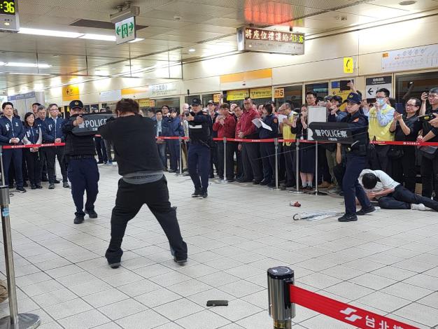 警方噴灑辣椒水制伏歹徒