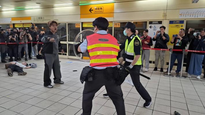 車站人員與嫌犯對峙