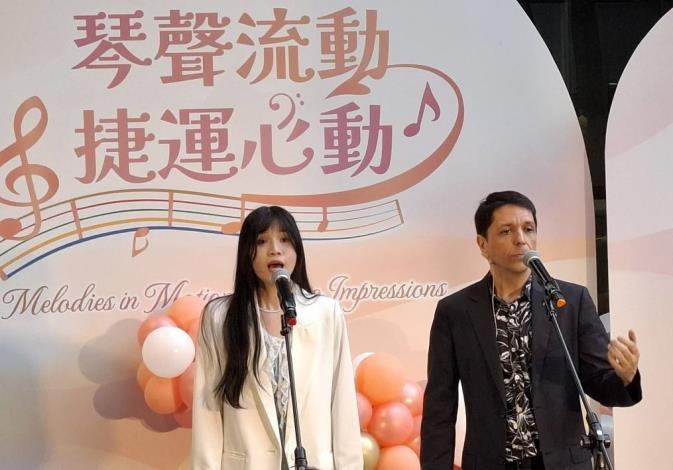 男高音(右)Vincenzo Cuccia與女高音鍾沂霖(左)演唱