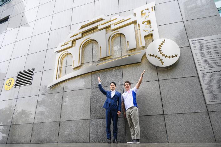 臺北市市長蔣萬安(左)與周思齊(右)，於棒球紀念碑合照
