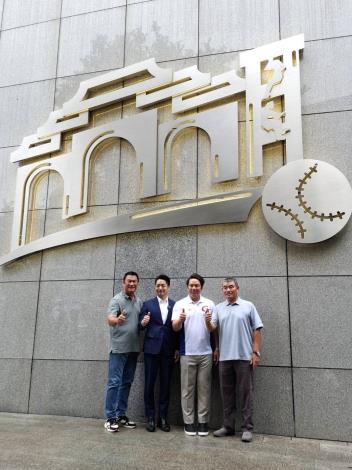 右由左分別為：呂明賜、周思齊、臺北市市長蔣萬安與黃平洋，於棒球紀念碑合照