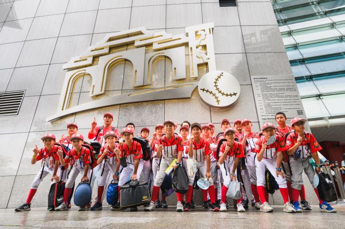 東園國小球員於棒球紀念碑合照