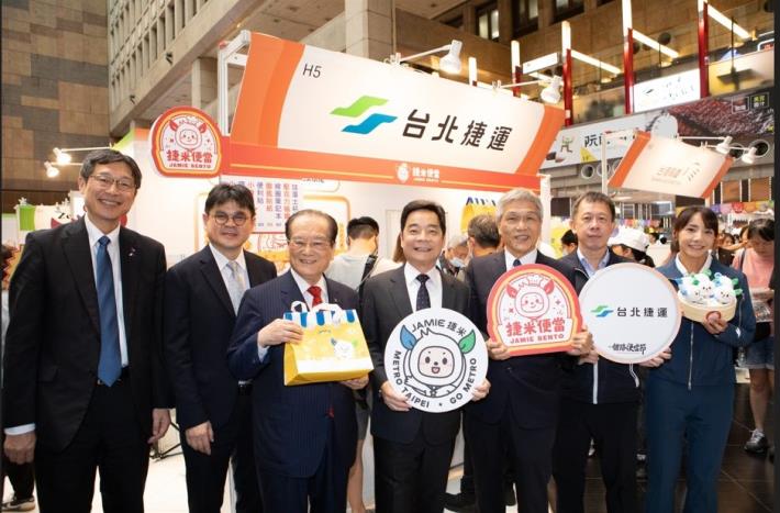 由左至右分別為:日本臺灣交流協會臺北事務所副代表-川合現、交通部鐵道局局長 楊正君、臺鐵公司董事長 鄭光遠、交通部政務次長 伍勝園、臺北捷運公司副總經理 詹文滔、臺北捷運公司經營企劃處處長 胡正倫、臺北捷運公司員工吳維真。