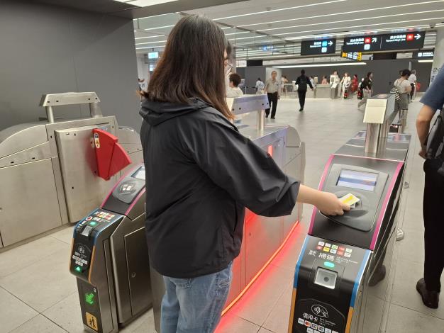 票卡感應異常，閘門亮起「紅色燈光」