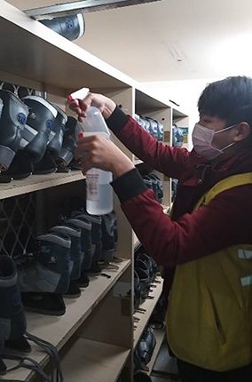 冰鞋及護具加強酒精消毒 冰鞋及護具加強酒精消毒