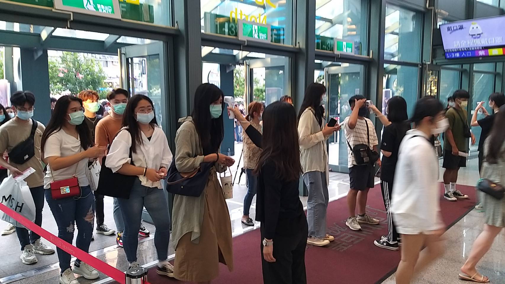 協助入場觀眾測量體溫 協助入場觀眾測量體溫
