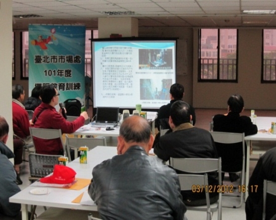 消防局向攤販進行消安宣導