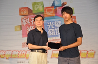 黃局長與一折購之幸運得主合照