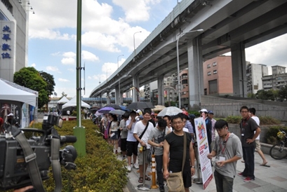 民眾熱情參與互動「轉出好手氣 3C一折購」活動