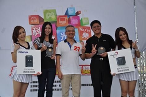 光華商場發展協會林理事長文偉頒發3C品牌大賞各產品獲獎得主