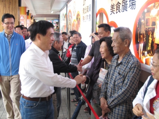 郝市長向排隊參加「消費者摸彩活動」的民眾握手致意