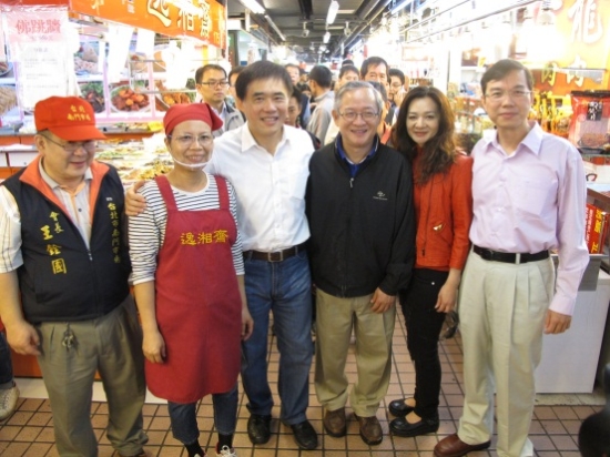 11年17日郝市長與攤商合照留影