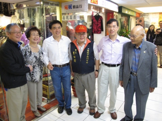 11年17日郝市長與攤商合照留影1