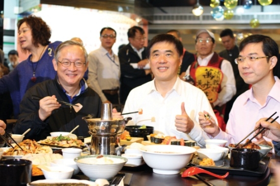 11年17日郝市長品嚐二樓美食區美食