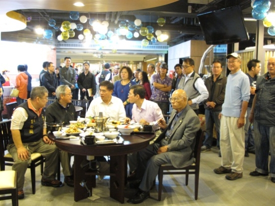 11年17日郝市長品嚐二樓美食區美食1