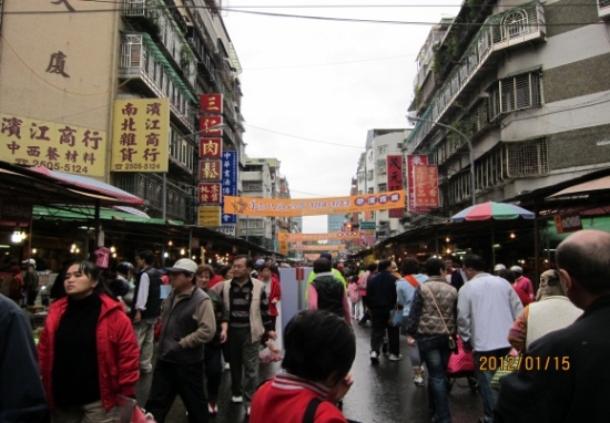 濱江年貨大街吸引眾多民眾來採買