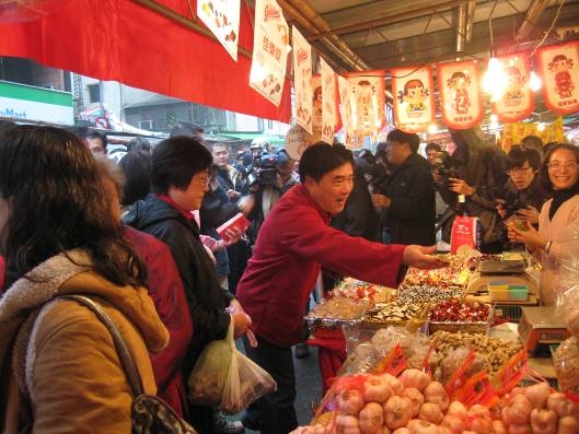 郝龍斌市長於濱江年貨大街發放發財金