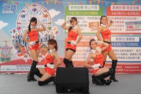 光華商場發展協會理監事頒獎給現場幸運民眾  