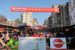 榮濱年貨大街吸引眾多民眾來採買