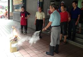 攤商進行滅火器實際演練