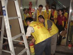 消防局向攤商進行防災宣導 