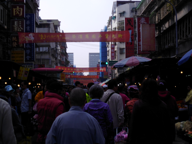 榮濱年貨大街吸引眾多民眾採買