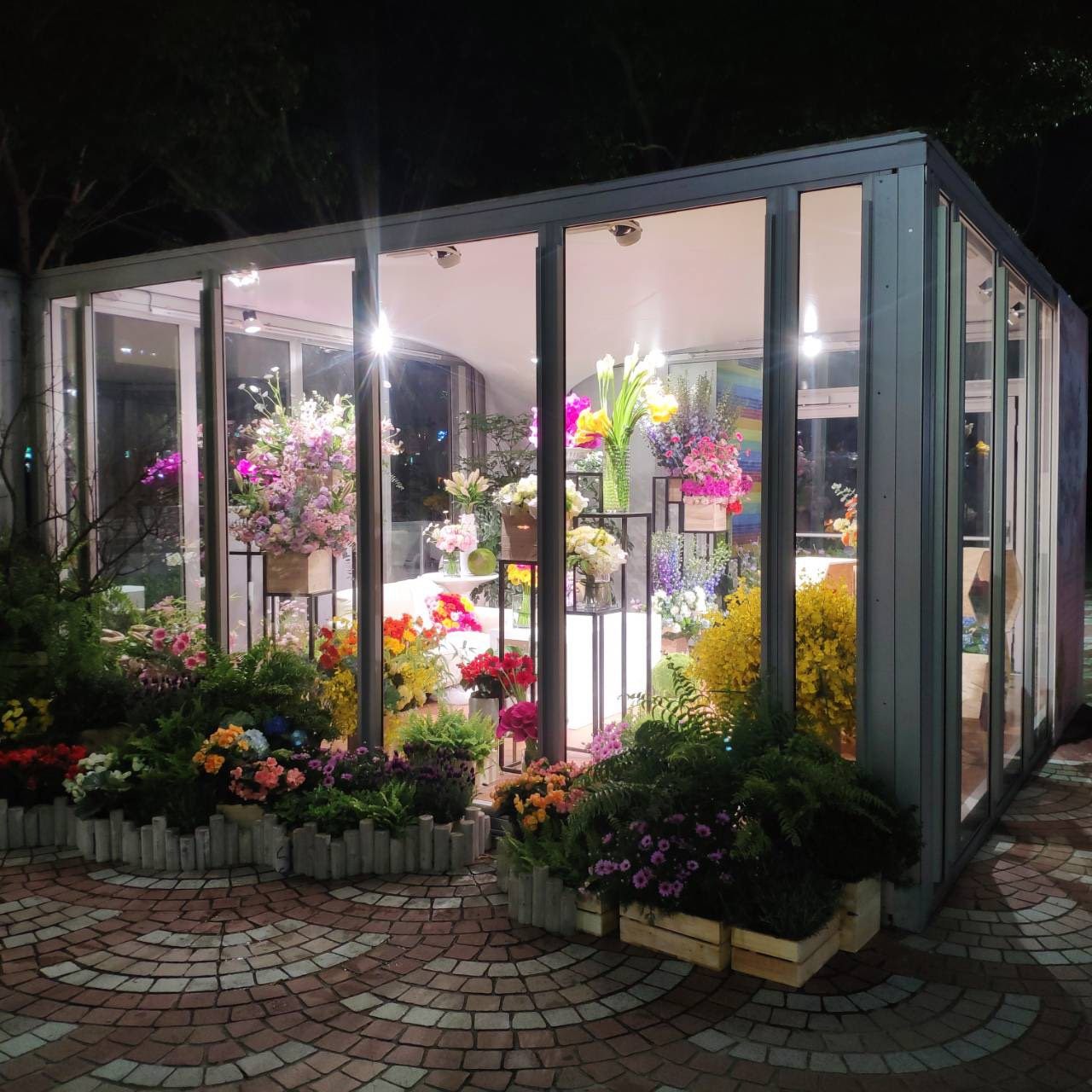 櫥窗玻璃屋展示花卉-5