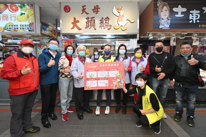 產業局王三中副局長於士東市場攤位-天母大頭鵝進行巡禮