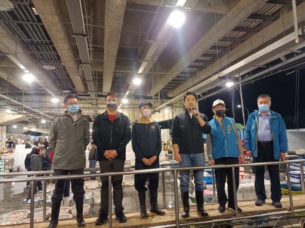 蔣萬安市長於魚中繼批發市場向攤商致詞拜年