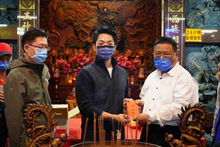 蔣萬安市長貢奉興德宮香油