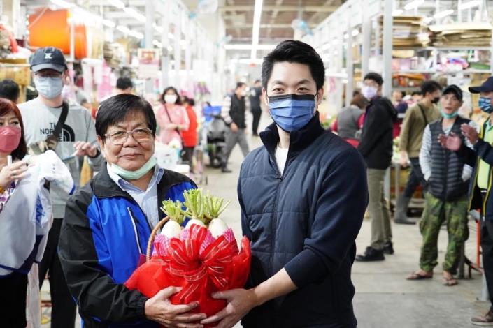 蔬菜公會致贈白蘿蔔象徵好彩頭