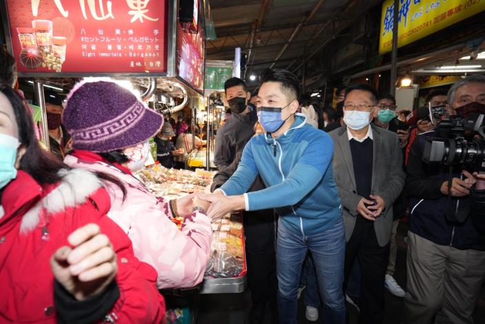 蔣萬安市長於萬華區5夜市向攤商及民眾拜年.JPG