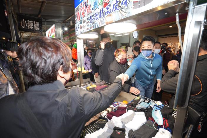 蔣萬安市長於萬華區5夜市向攤商拜年致意.JPG