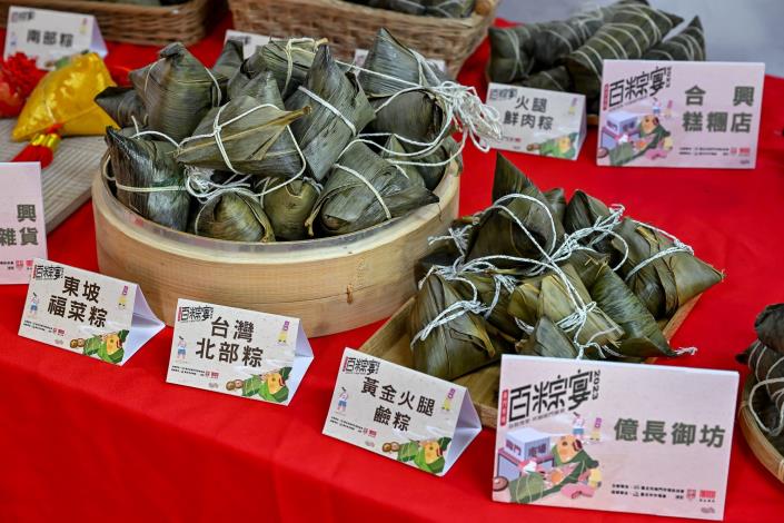 老字號億長御坊，今年新推出只有南門市場才買得到的黃金火腿鹼粽。