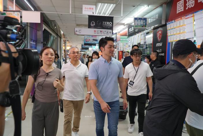 蔣萬安市長參訪光華數位新天地2樓商場