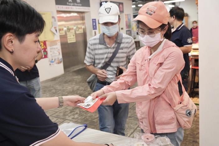 活動現場同時以九折價開賣「南門再相券」購物金，讓民眾可以回到新市場繼續採買