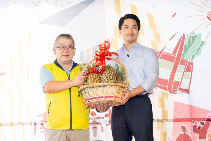 市長回贈一籃新鮮鳳梨水果籃，祝福所有攤商生意興隆旺旺來